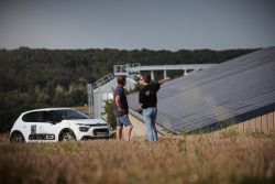 Commercial du Groupe Le Triangle en train de travailler avec un agriculteur sur le projet de bâtiment élevage solaire