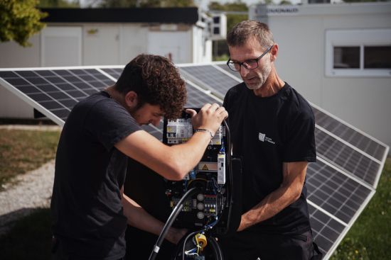 Service Maintenance du Groupe Le Triangle en train de travailler sur un réglage de panneau solaire chez un particulier