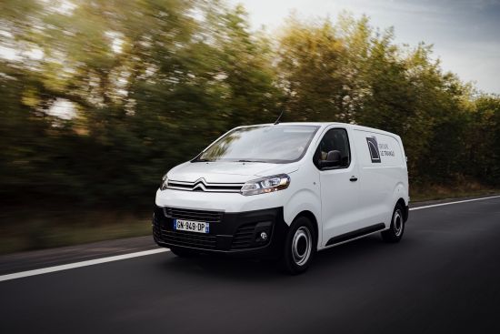 Itinérant du Groupe Le Triangle en train de se déplacer en camionnette sur un projet de bâtiment solaire