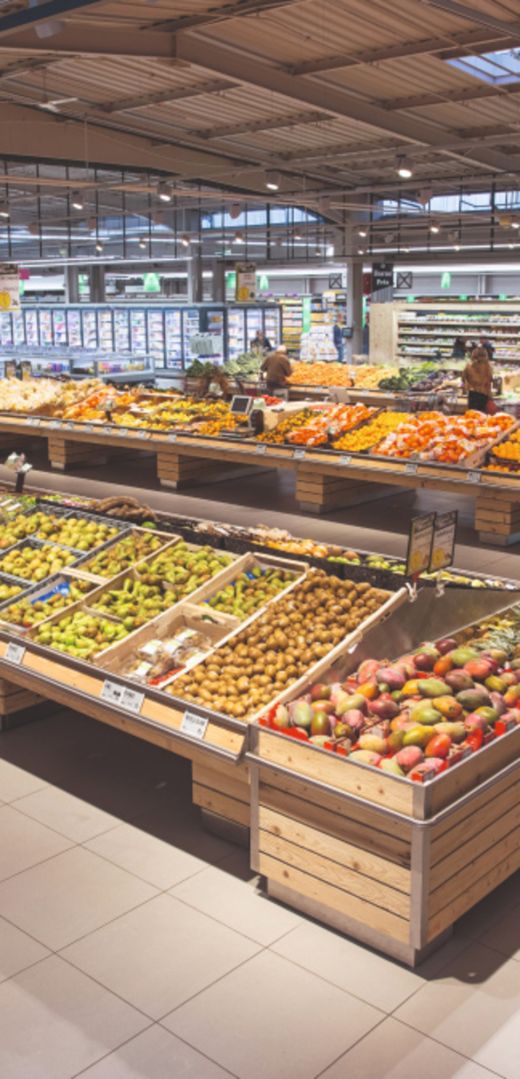Photo d'un étalage de rayon fruits et légumes dans une GMS en 2004 - lancement de la filiale Triangle Mobilier