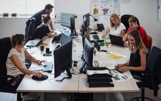 Collaborateurs du Groupe Le Triangle en train de travailler sur la plateforme commerciale au coeur des locaux du Groupe Le Triangle à Morée dans le Loir et Cher