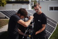 Service Maintenance du Groupe Le Triangle en train de travailler sur un réglage de panneau solaire chez un particulier