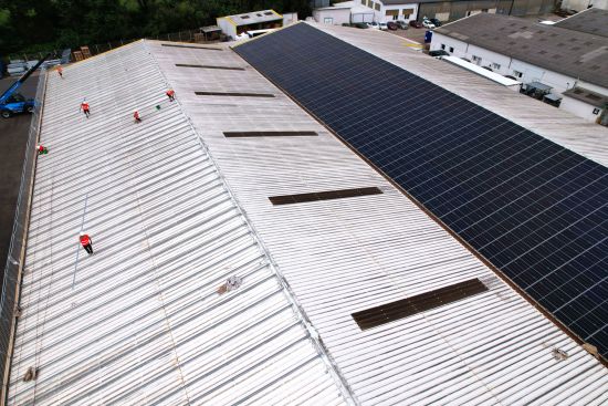 Collaborateurs sur chantier de montage d'une structure industrielle photovoltaïque en France