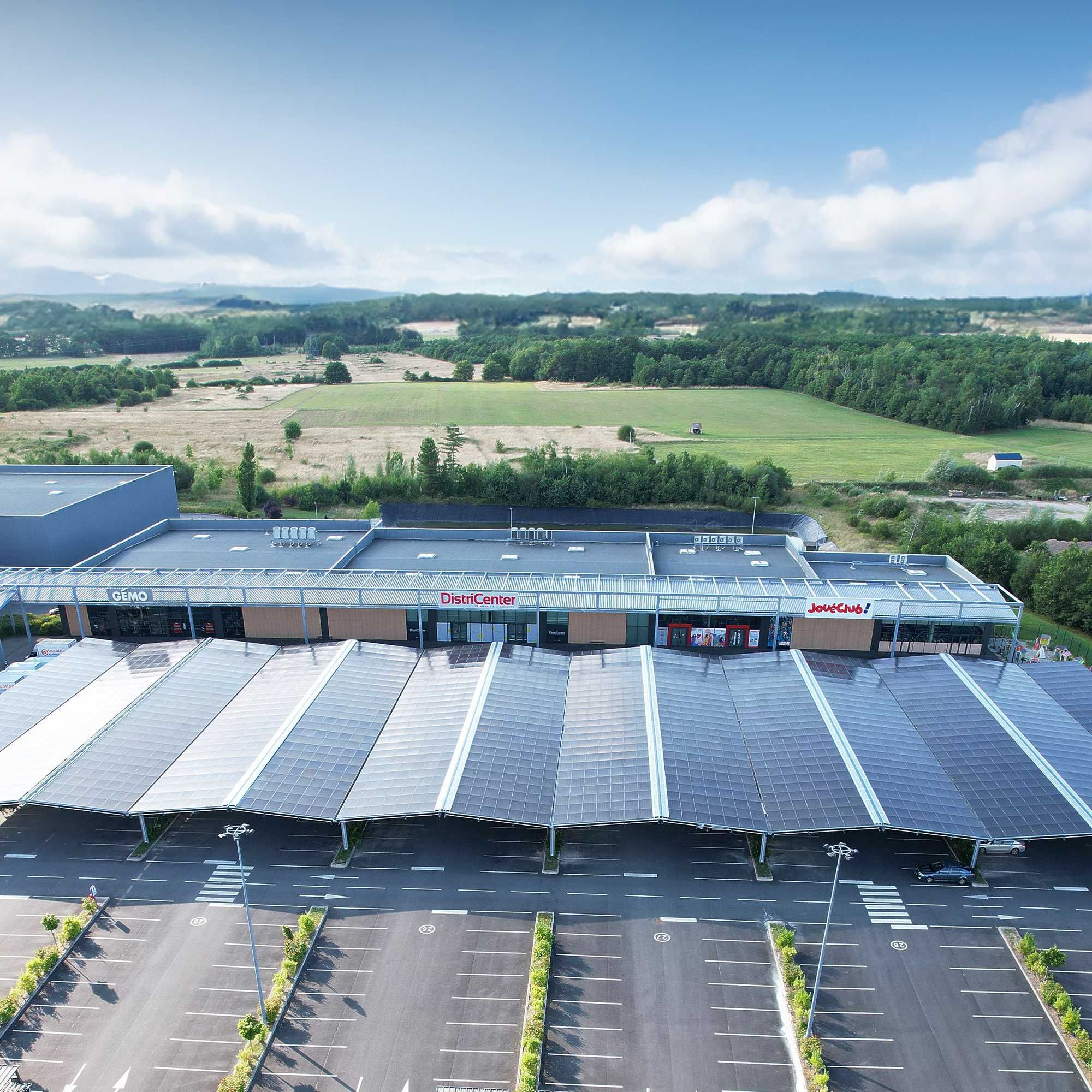 Bâtiment commercial Fnac et Intermarché équipé de solutions photovoltaïques par Triangle, acteur solaire engagé dans les synergies locales.