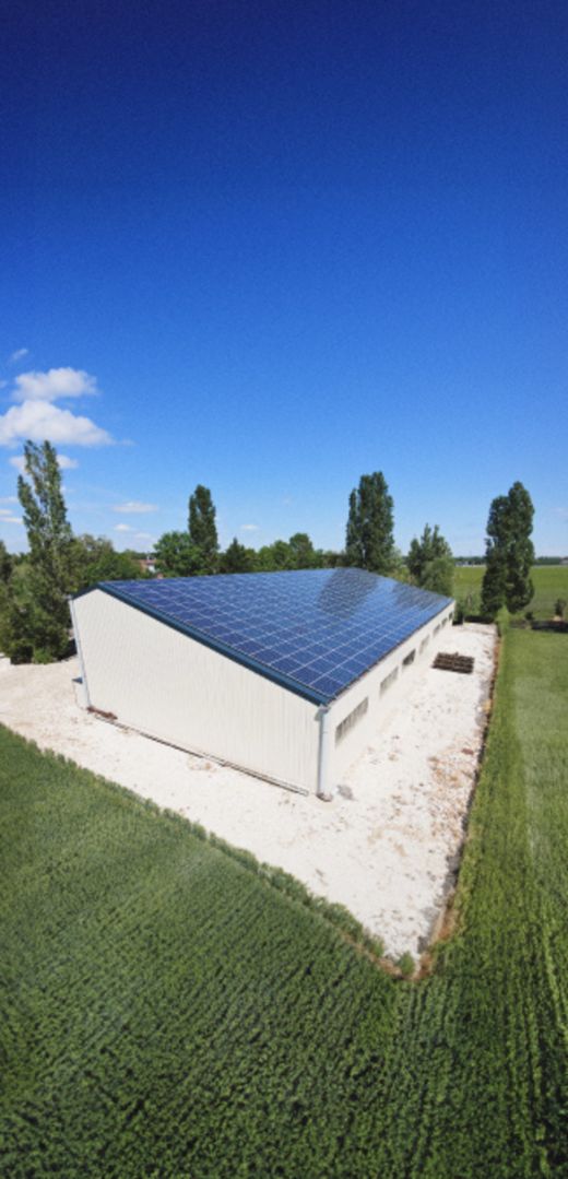 vue aérienne d'un bâtiment photovoltaïque image du Groupe Le Triangle - triangle Energie