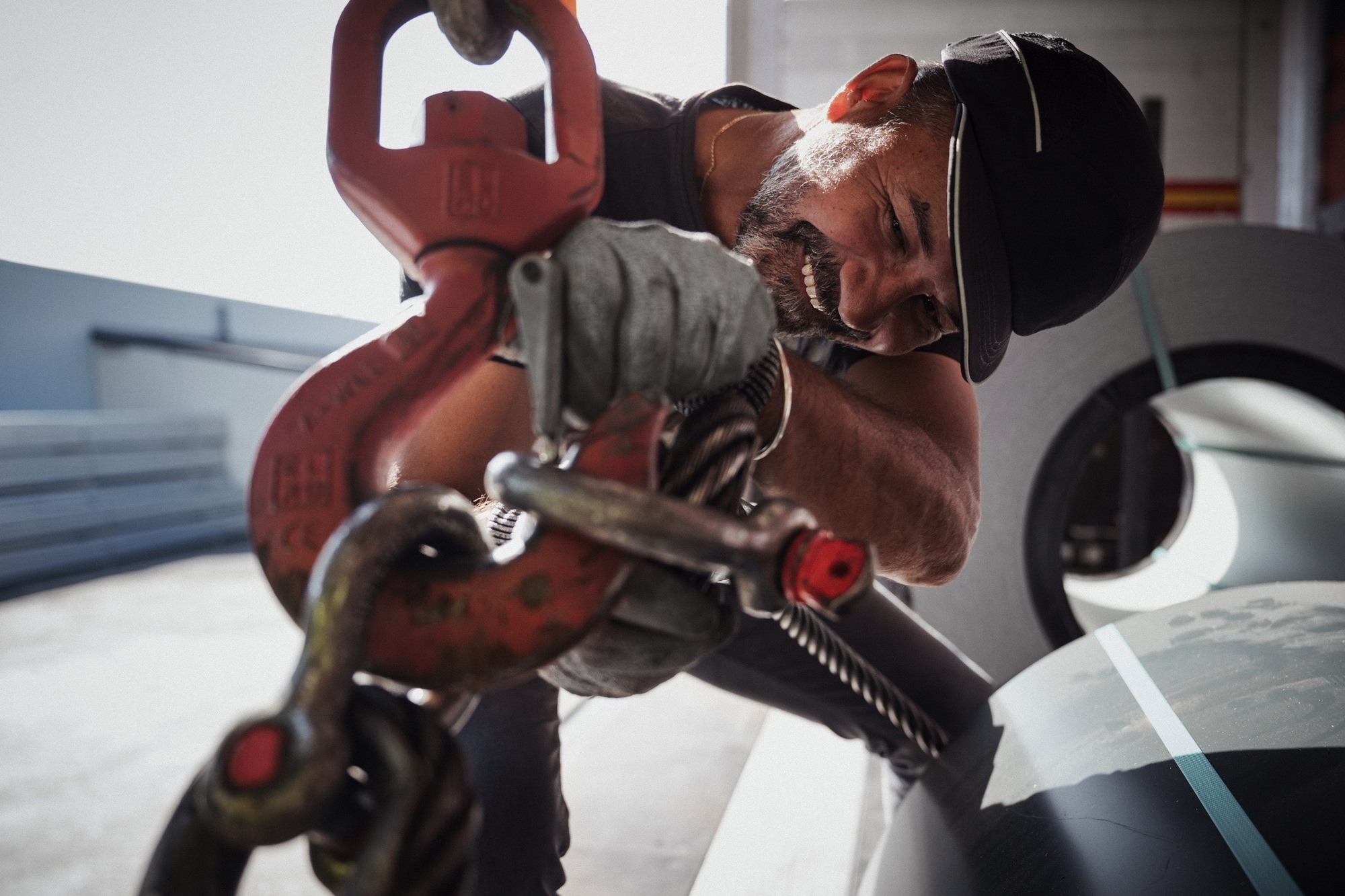 Un homme au coeur de l'atelier de production du Groupe Le Triangle en train de travailler sur bâtiment solaire