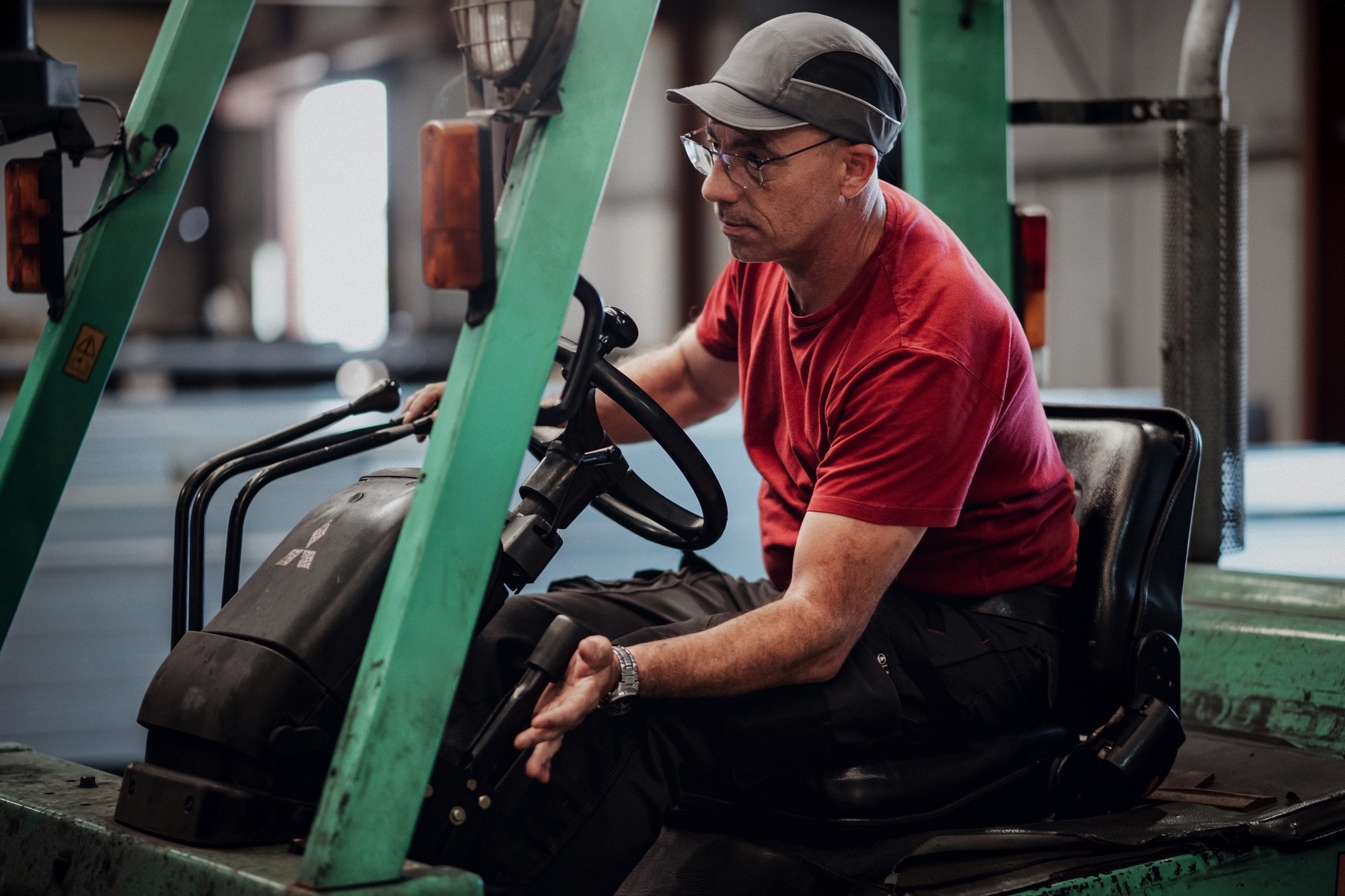 Un homme dans un chariot élévateur, dan Sun entrepôt du Groupe Le Triangle en train de travailler sur bâtiment solaire