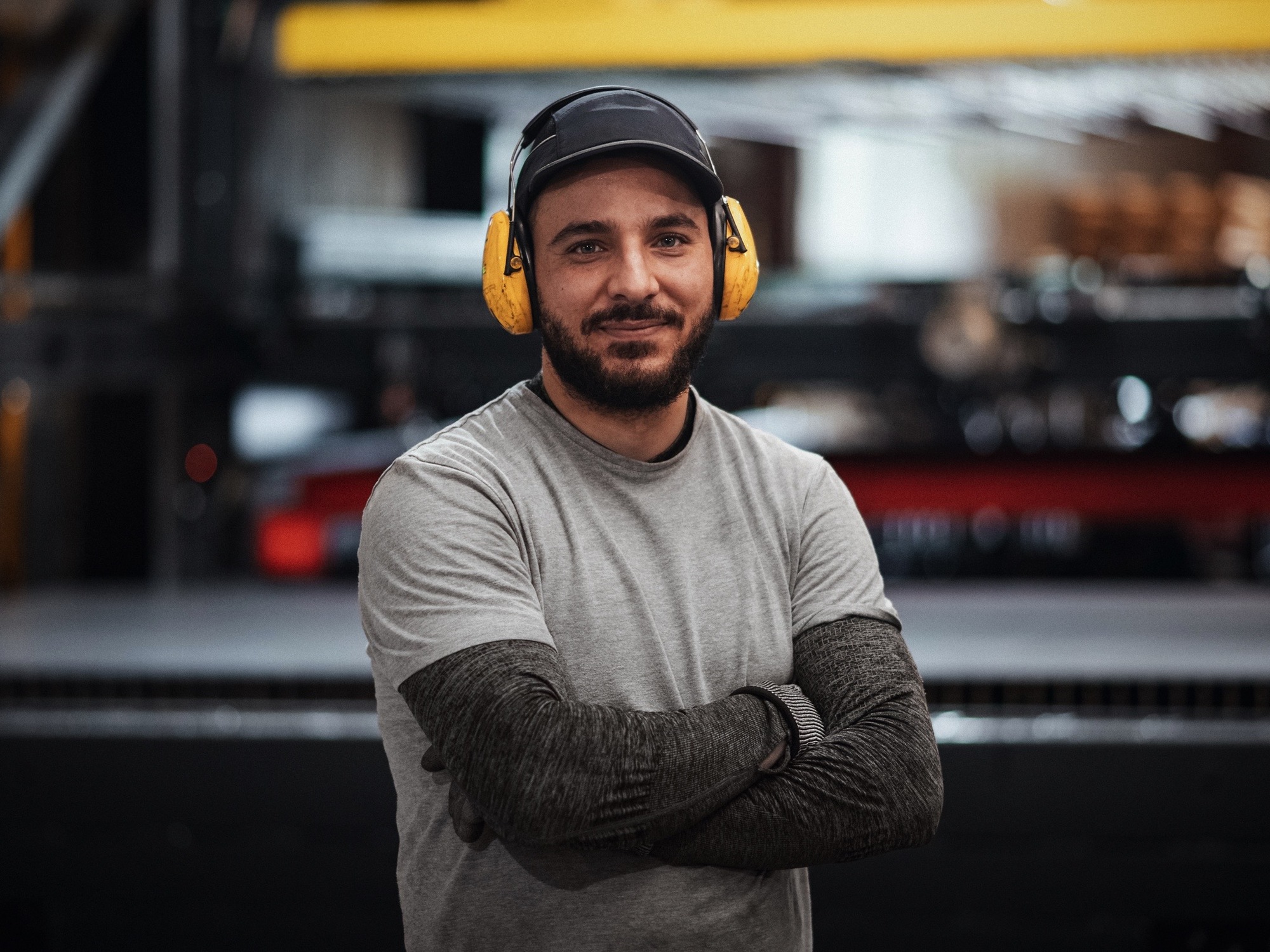 Un homme au coeur de l'atelier de production du Groupe Le Triangle en train de travailler sur bâtiment solaire