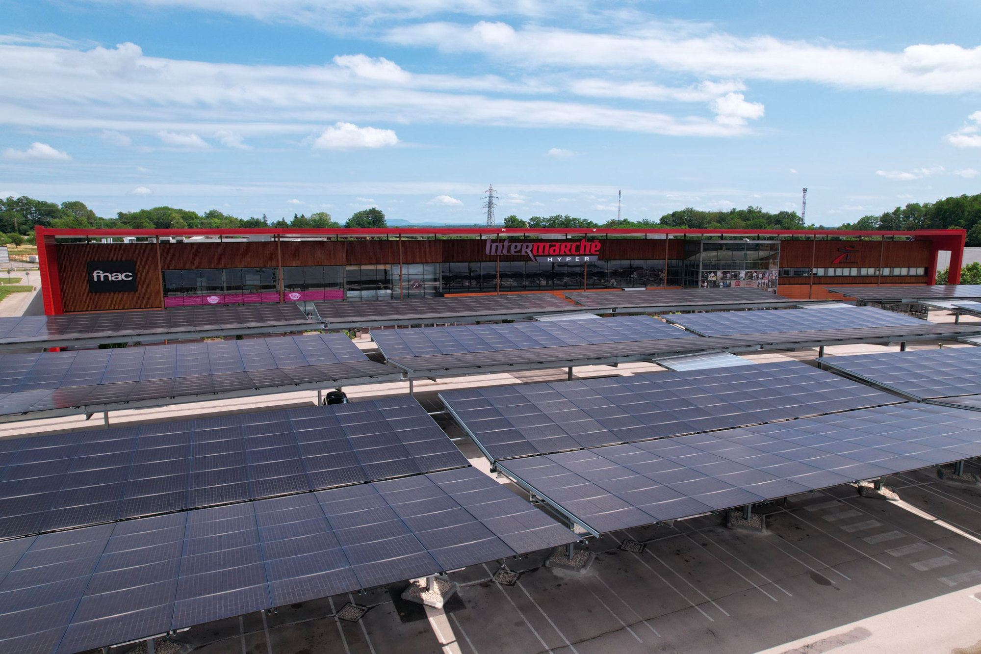 Bâtiment commercial Fnac et Intermarché équipé de solutions photovoltaïques par Triangle, acteur solaire engagé dans les synergies locales.