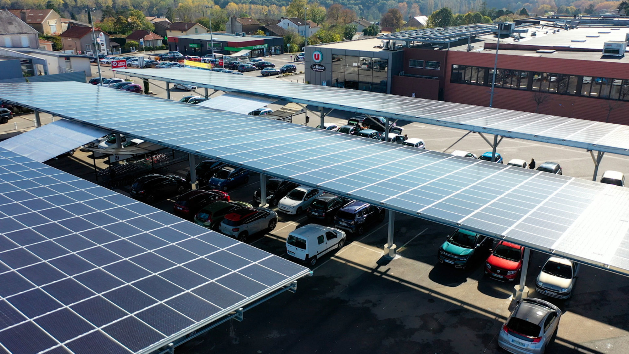 Ombrières solaires pour parking de GMS conçues par Triangle, leader en solutions photovoltaïques pour industriels et grande distribution.