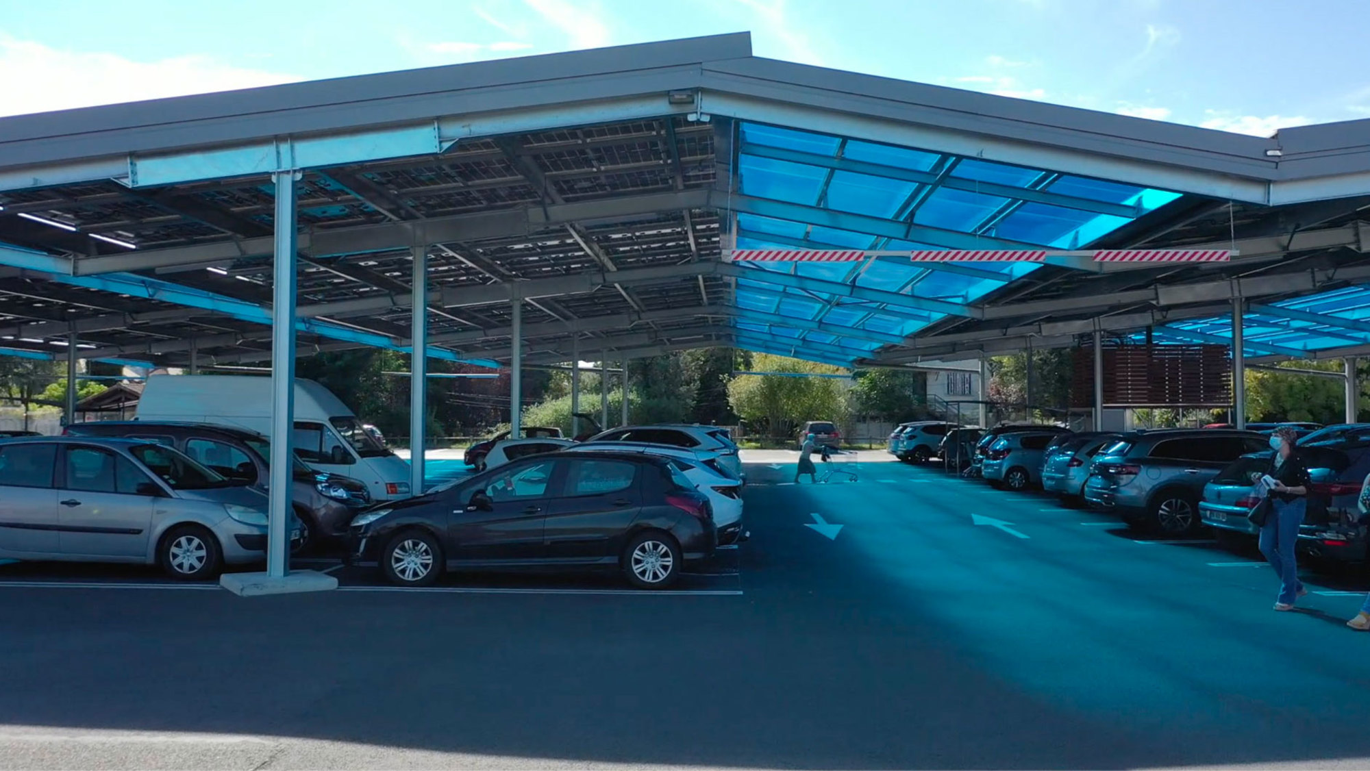Ombrières solaires pour parking de GMS conçues par Triangle, leader en solutions photovoltaïques pour industriels et grande distribution.