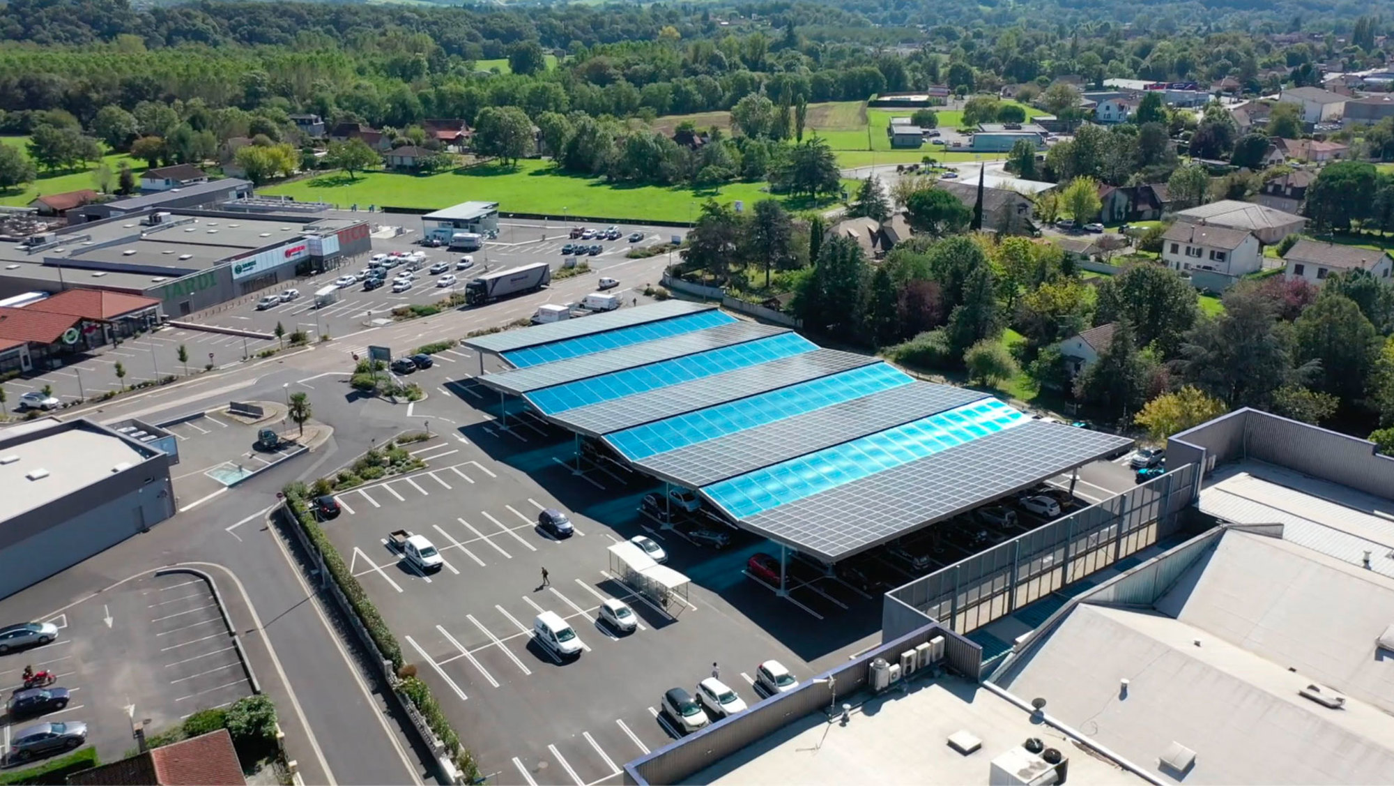 Vue aérienne de toitures solaires pour parking, preuve de la maîtrise complète de Triangle dans la fabrication et construction photovoltaïque