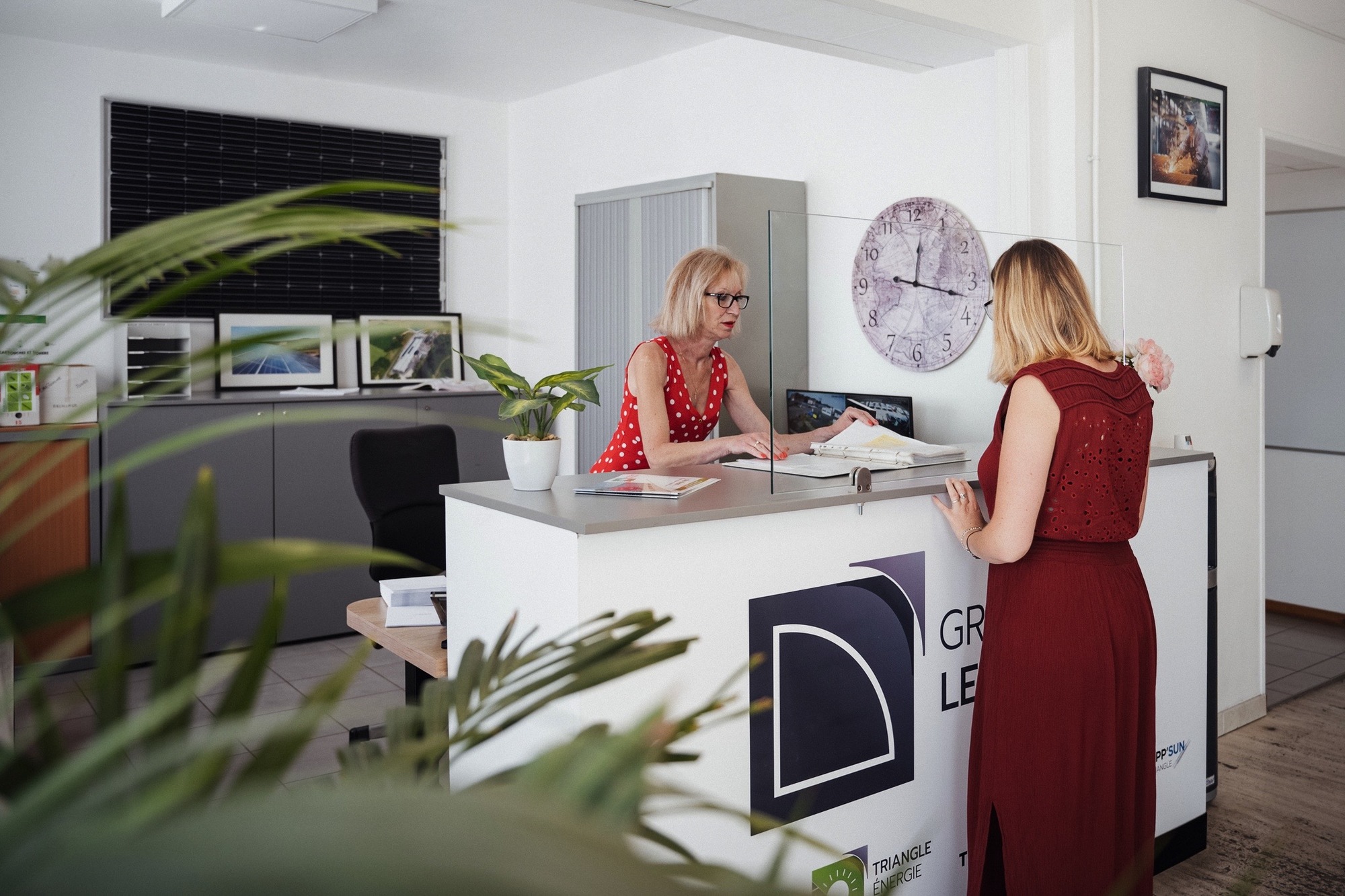 Collaboratrice en zone d'accueil des locaux du Groupe le Triangle à Morée