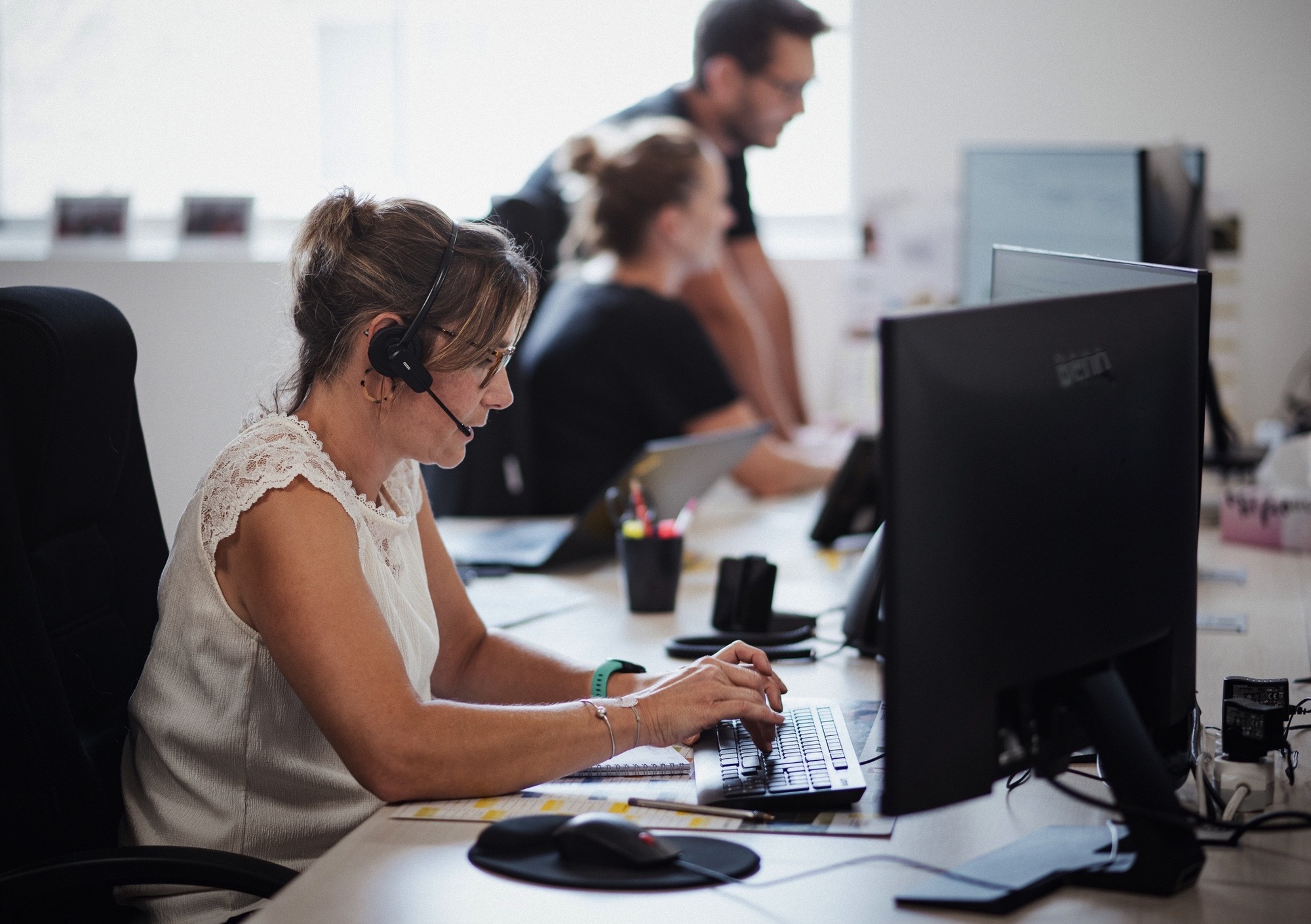 Assistante commerciale au téléphone au sein du Groupe Le Triangle en train de travailler sur la plateforme commerciale au coeur des locaux du Groupe Le Triangle à Morée dans le Loir et Cher