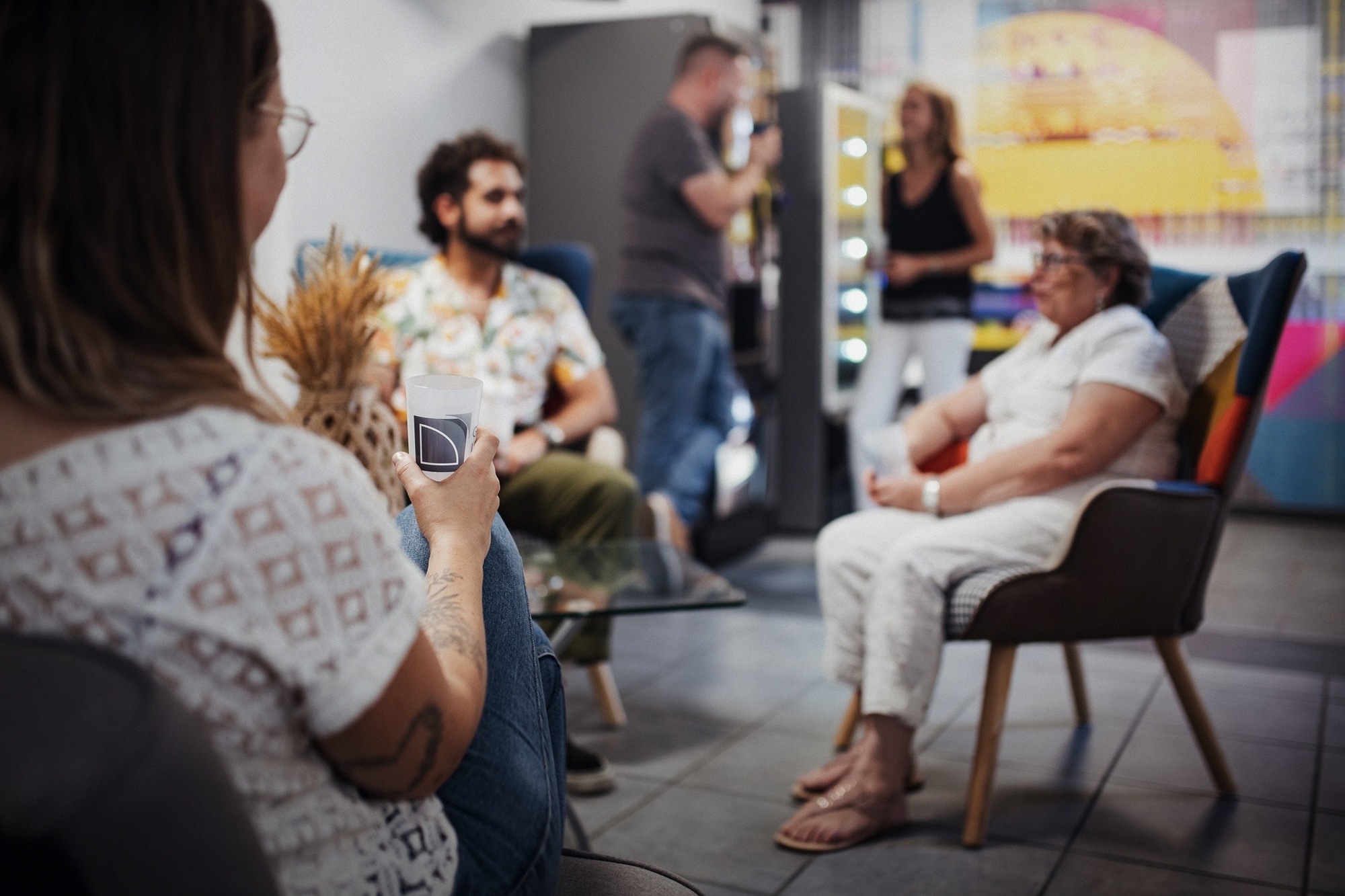 collaborateurs du Groupe Le triangle en train d'échanger au coeur des locaux du Groupe Le Triangle à Morée dans le Loir et Cher