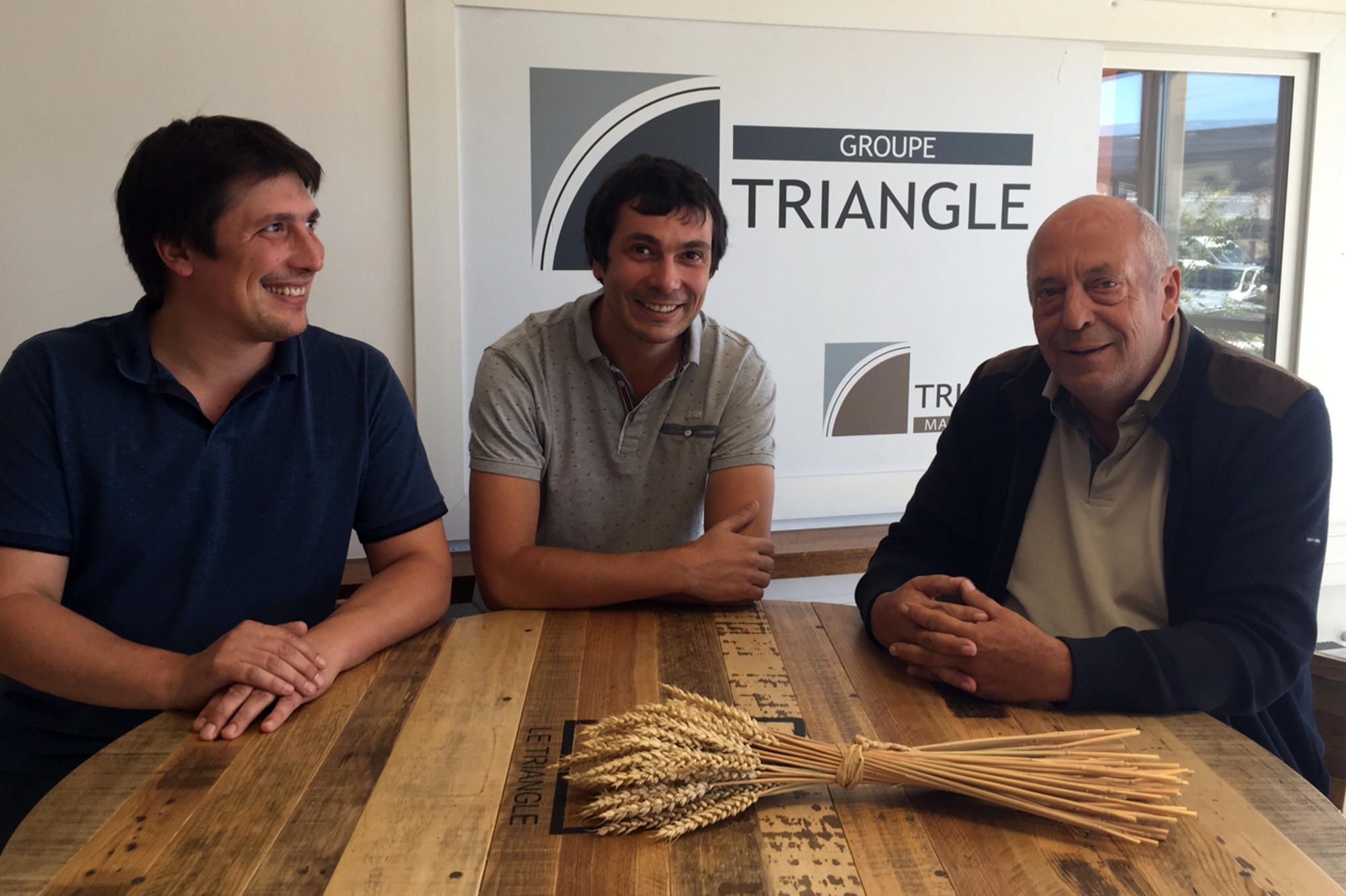 GILLES DESHAYES et ses 2 fils, dans les locaux du Groupe Le Triangle à Morée (41)