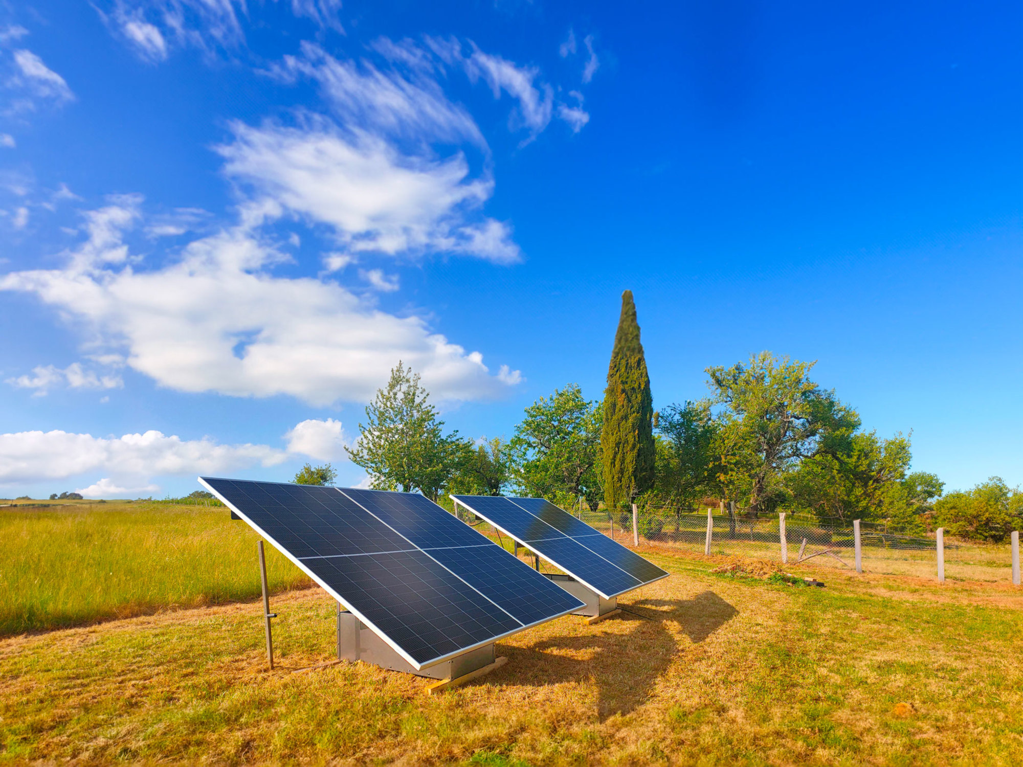 Installation de kit photovoltaïque Triangle en autoconsommation dans un cadre champêtre, illustrant l'agrivoltaïsme efficace.