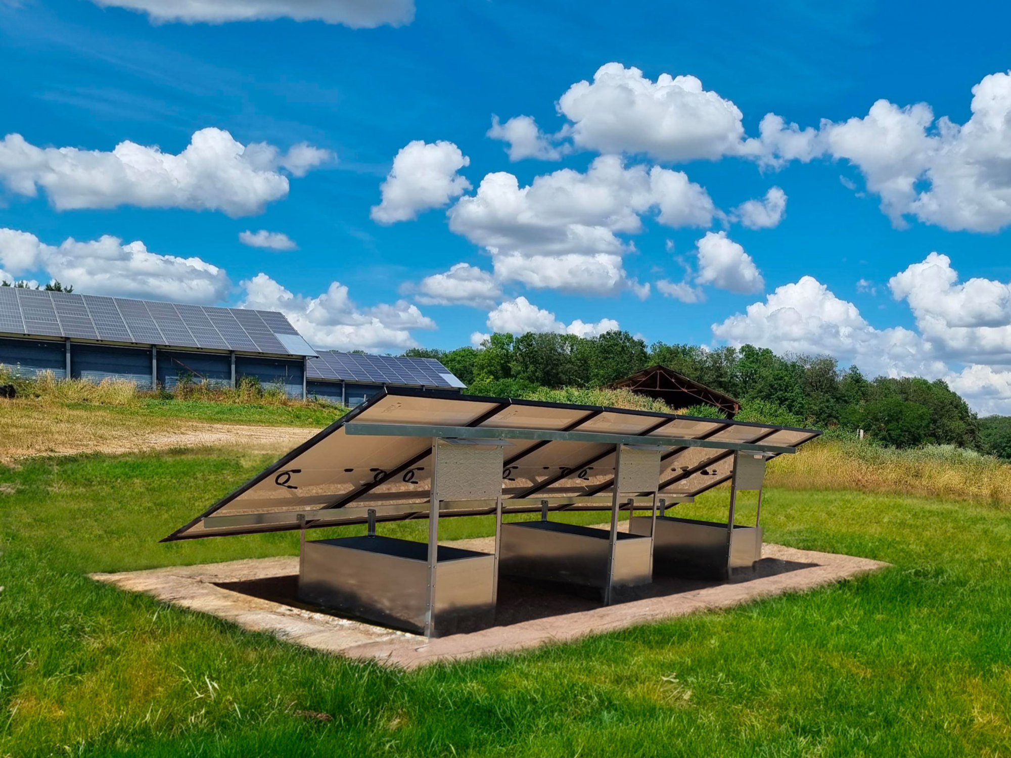 Système d'autoconsommation solaire Triangle installé dans un jardin, démontrant une solution énergétique verte pour les particuliers.