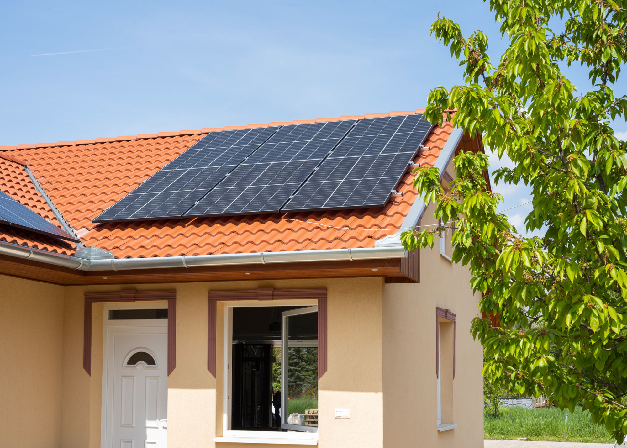 Toiture de maison équipée d'un kit photovoltaïque Triangle, combinant esthétique et efficacité pour l'autoconsommation énergétique.