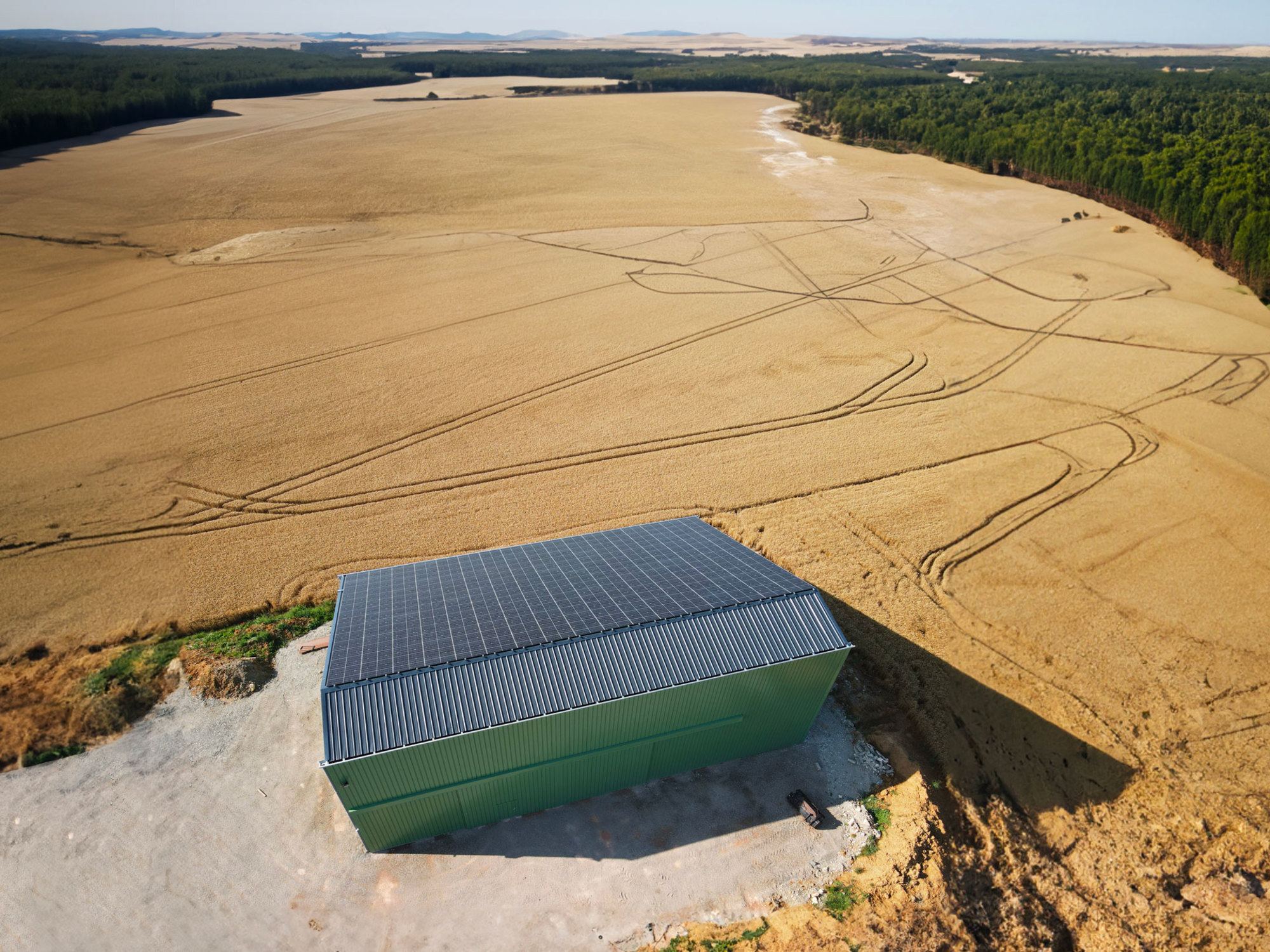 Infrastructure agricole avec installation photovoltaïque de Le Triangle, démontrant l'efficacité de solutions énergétiques renouvelables.