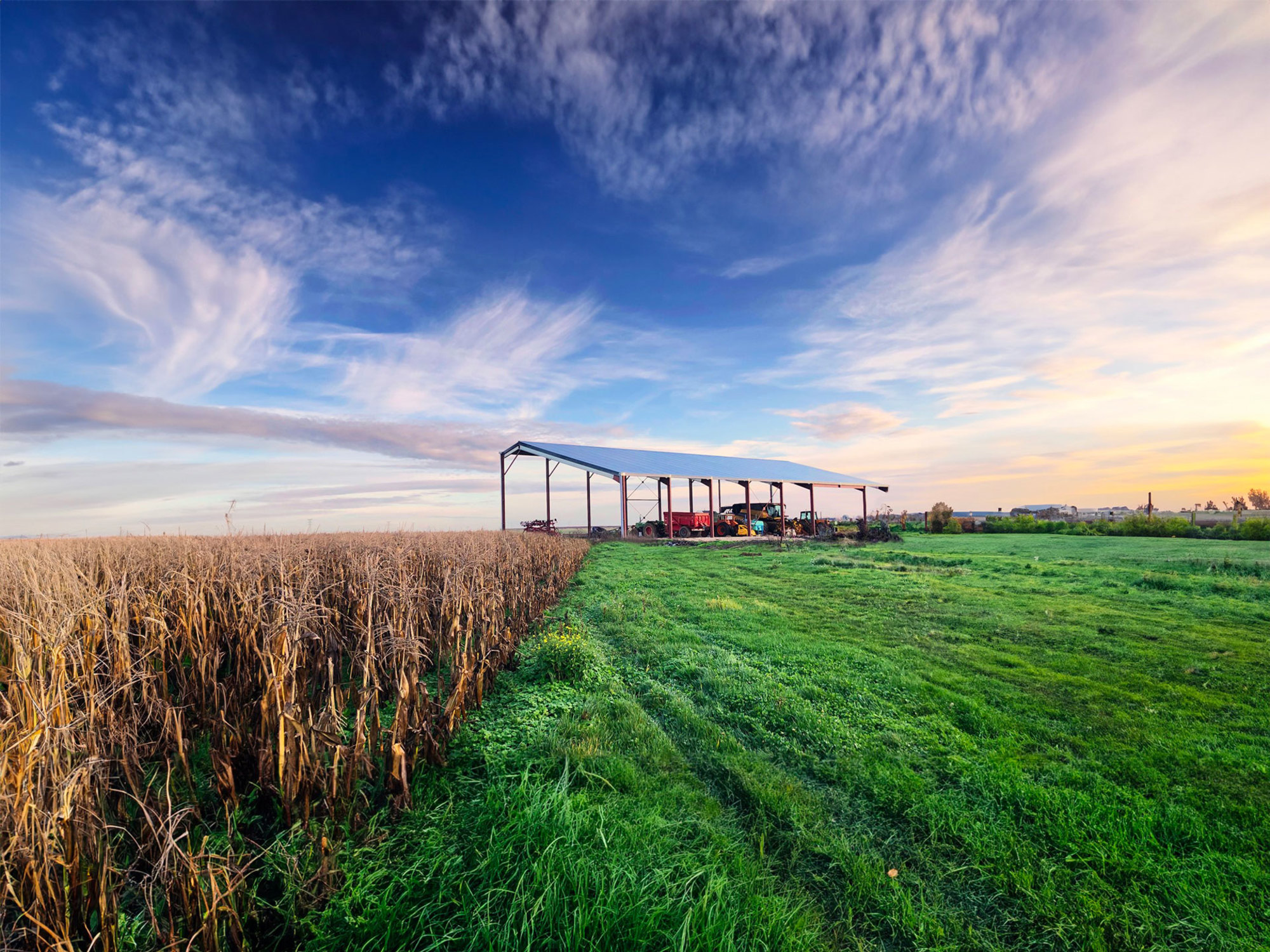 Projet réalisé par Triangle Énergie, mettant en avant un bâtiment agricole solaire conçu pour une efficacité énergétique maximale.