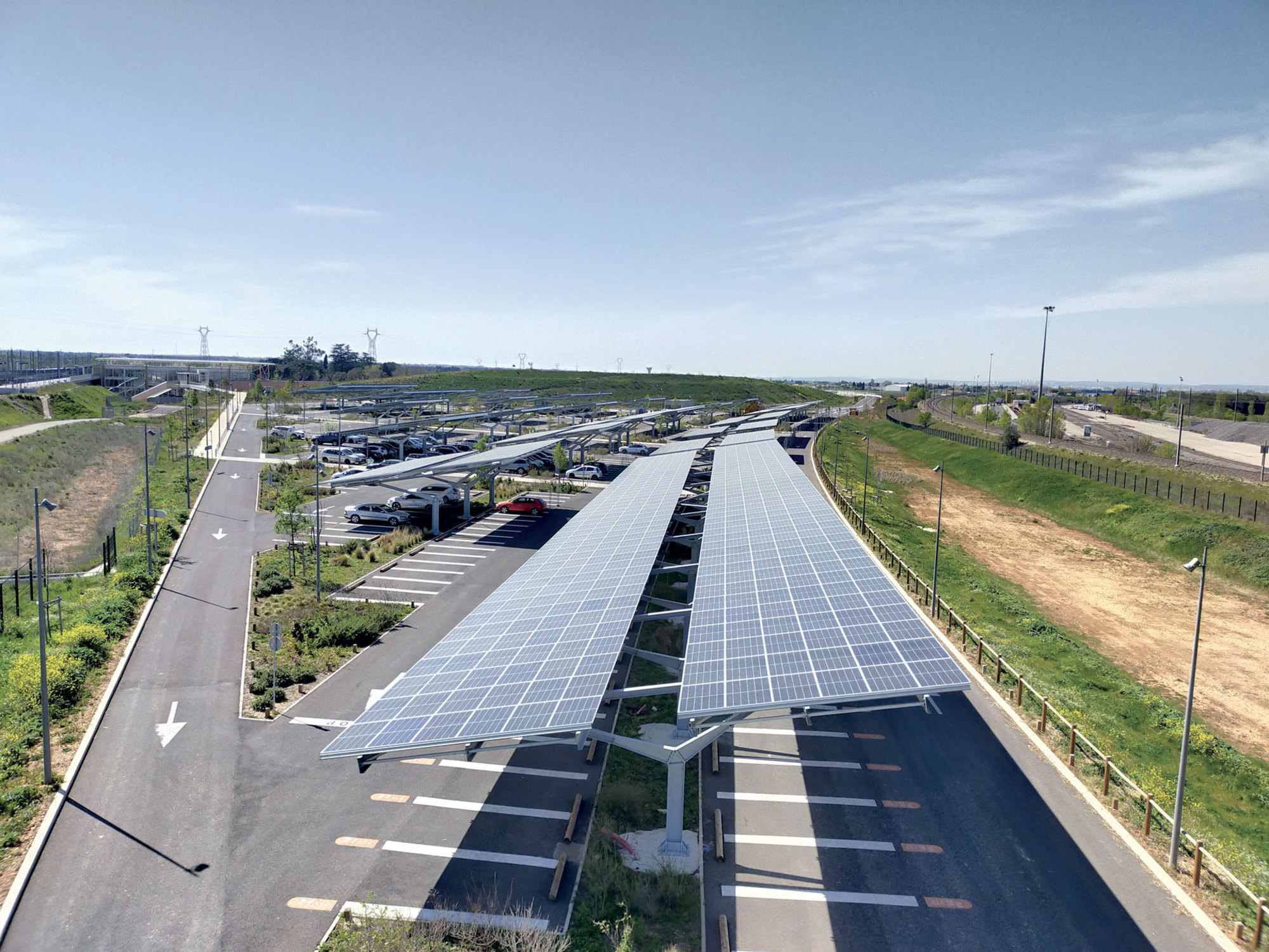 Installation solaire moderne de Le Triangle avec une structure métallique durable, capturant l'énergie solaire dans un cadre rural.