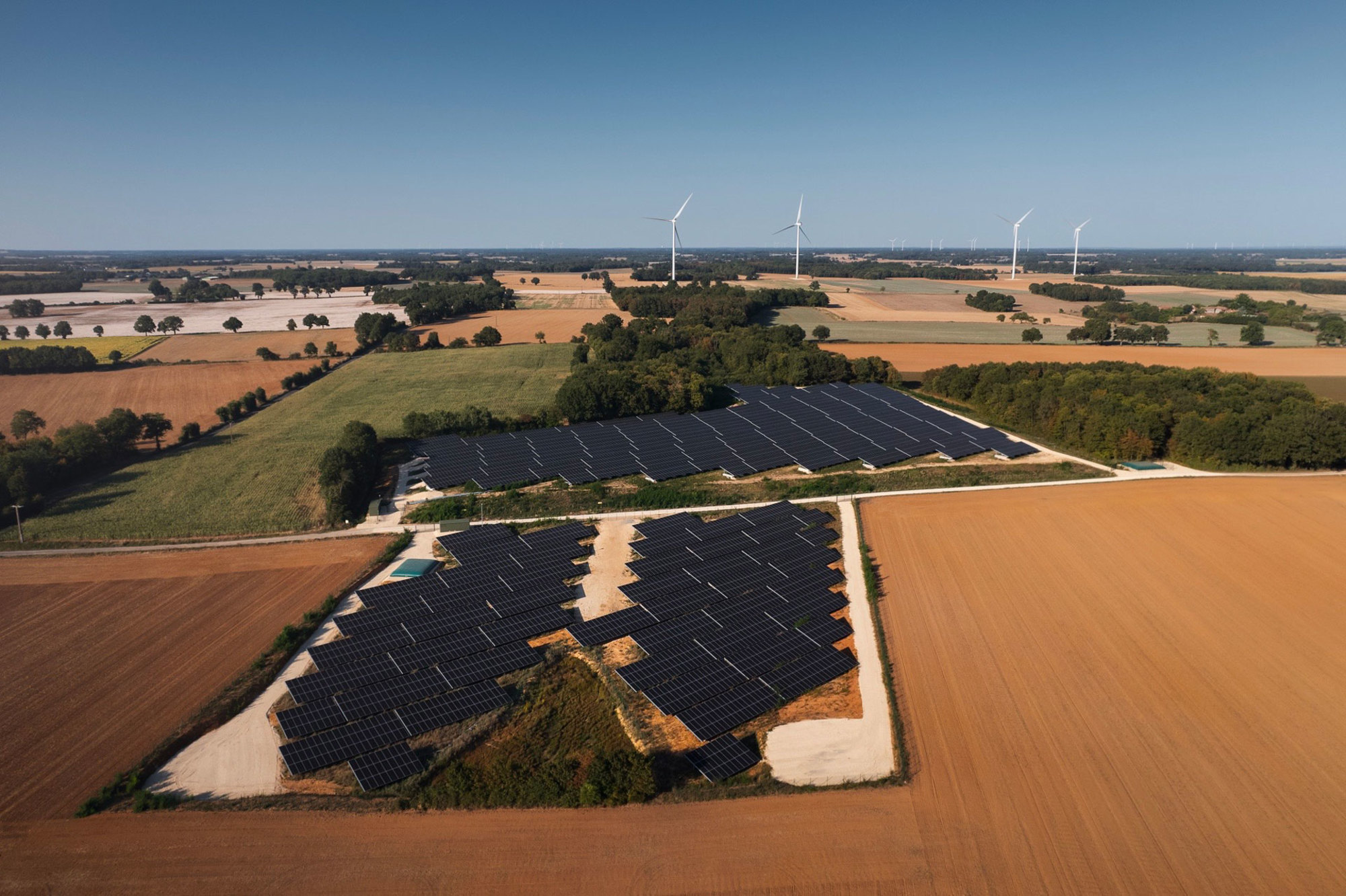 Champs solaires innovants de Le Triangle, avec une structure métallique spécialement conçue pour maximiser la capture d'énergie solaire dans un environnement agricole.