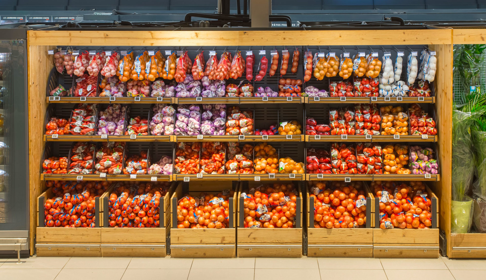 Section de produits frais dans un supermarché avec légumes exposés. Réalisation Triangle Mobilier pour GMS