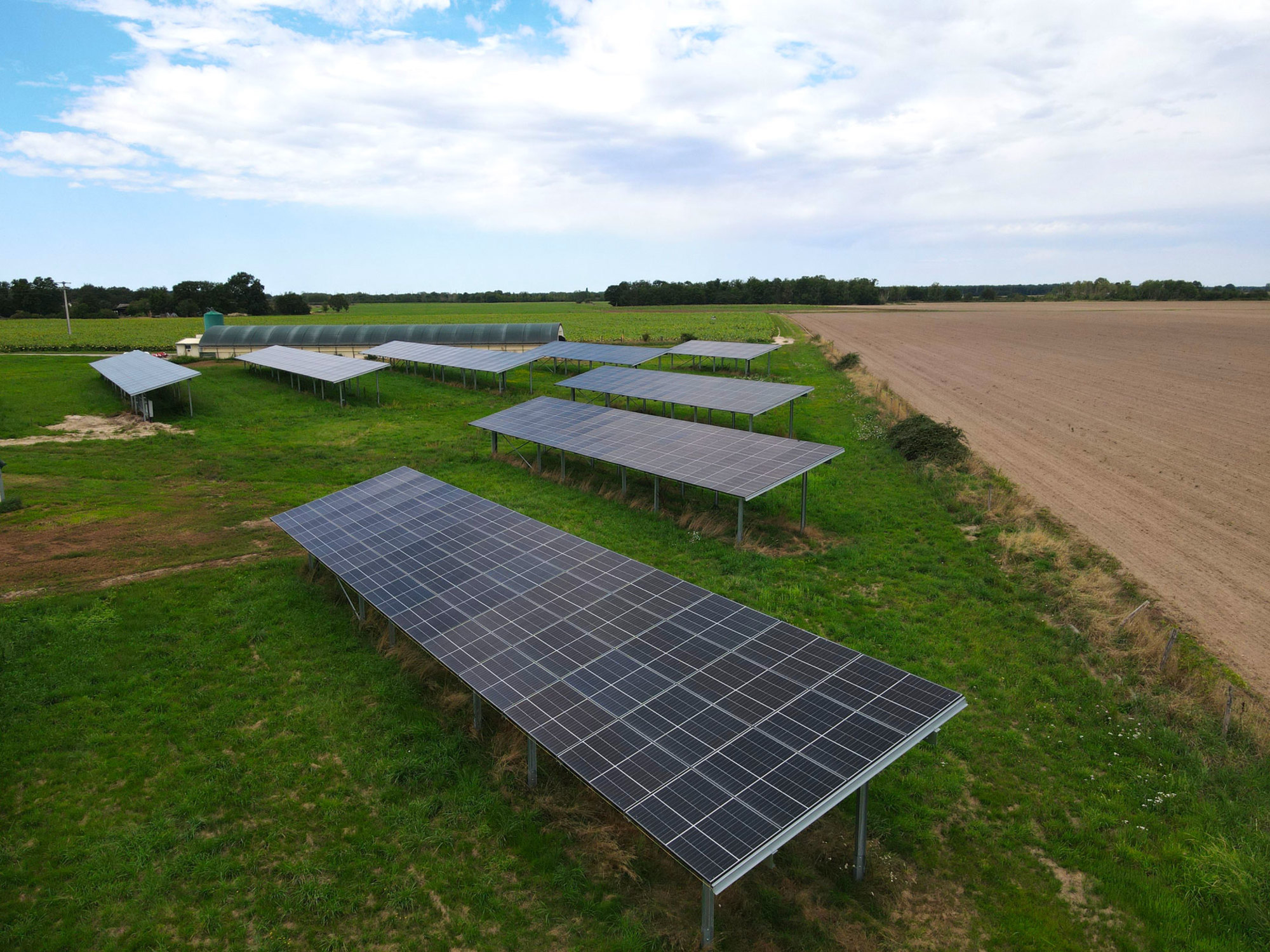 Installation solaire sur un bâtiment agricole, illustrant l'engagement de Le Triangle dans les synergies locales et le développement durable.