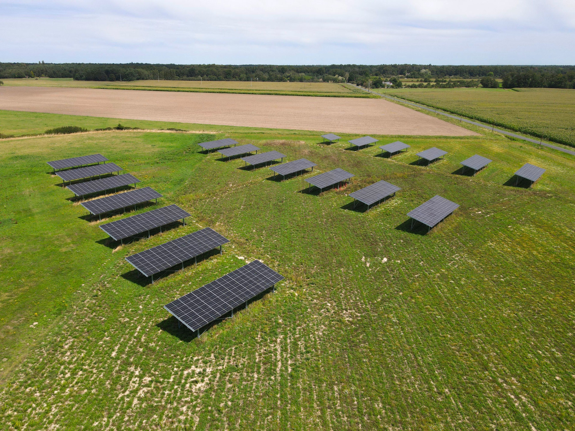 Réalisation de Le Triangle d'un bâtiment agricole solaire, intégrant des panneaux photovoltaïques pour une production d'énergie propre et autonome.