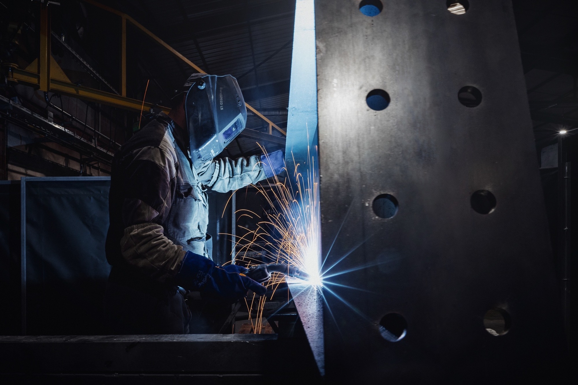 1 soudeur en train de travailler des structures métalliques pour la construction de panneau solaire chez le Groupe Le triangle, leader industriel du photovoltaïque