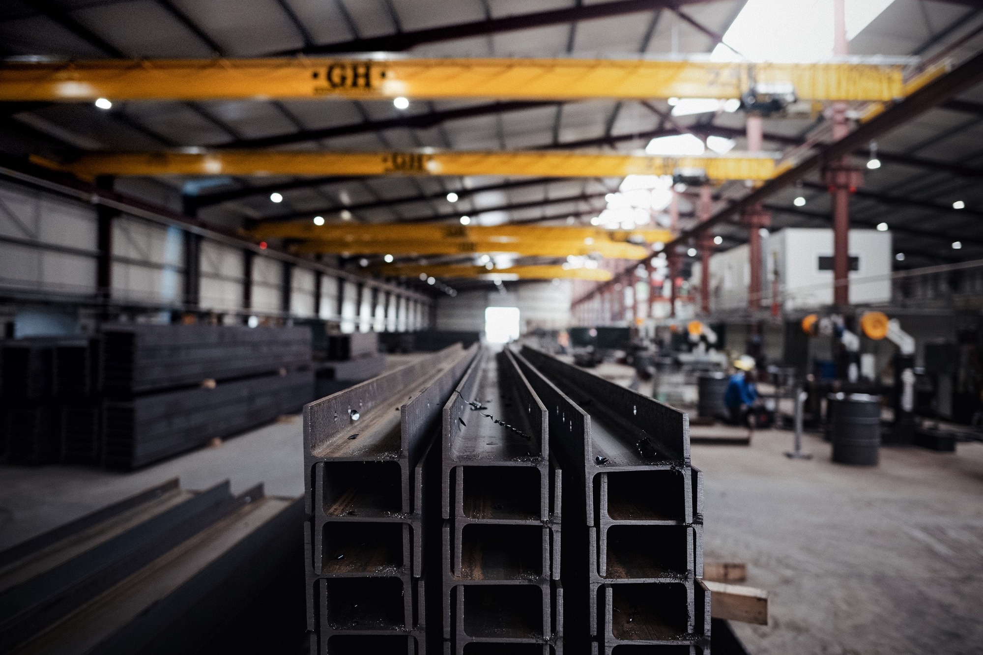 Vue d'ensemble de l'atelier de production de structure métallique, panne métallique pour la construction de panneau solaire et structure photovoltaïque du Groupe Le triangle