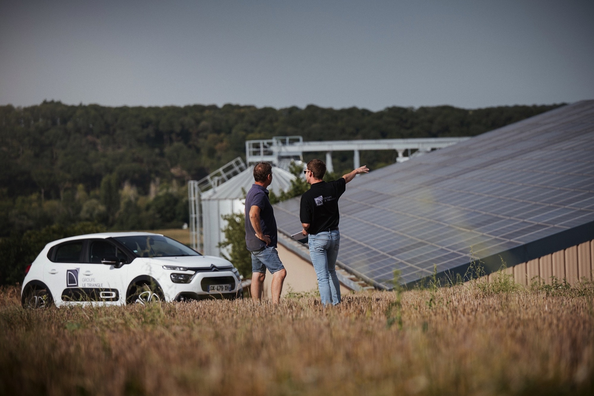 Commercial du Groupe Le Triangle en train de travailler avec un agriculteur sur le projet de bâtiment élevage solaire